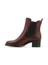 Bota corta negra de cuero, con elástico lateral, taco cuadrado y punta redondeada.