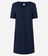 Vestido t-shirt azul marino confeccionado en viscolino, con escote en V y mangas cortas. Posee viscosa certificada en su composición, siendo ambientalmente más sostenible.