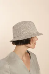 Sombrero tipo bucket de lana color beige con diseño de espiga.