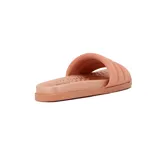 Sandalia color rosa con tiras anchas y suela cómoda, ideal para uso diario.