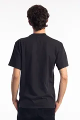 Remera unisex color beige con estampado frontal de la marca Seventy Water y dibujos de un delfín, una estrella, una planta y un conejo.