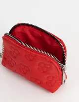 Monedero rojo de cuerina con estampado de cerezas, cierre de cremallera y mosquetón plateado.
