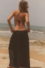 Pantalón culotte negro de tiro medio con cintura elástica y bolsillos laterales ocultos en la costura.