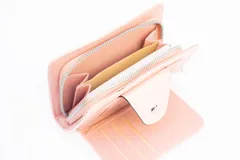 Billetera color rosa con cierre y compartimentos para tarjetas y billetes.