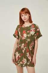 Vestido corto color naranja con estampado floral multicolor, de corte holgado y mangas cortas con volados.