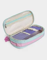 Cartuchera rectangular de tela color rosa claro con estampado de cuadrícula blanca, cierre superior con cremallera celeste y tiradores de silicona rosa en forma de corazón.