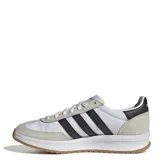 Championes Adidas Run 72 de cuero sintético blanco con detalles en negro y beige.