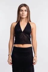Top negro de encaje con escote halter y espalda descubierta.