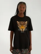 Camiseta negra de algodón con estampado de la cara de un jaguar y el logo de la marca Farm Rio.