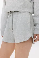 Short deportivo gris melange de felpa liviana de mezcla de algodón, con cintura elástica revestida, cordón para ajustar y bolsillos laterales.