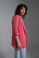 Blazer color tostado de corte recto, con solapas y mangas 3/4 con botón.