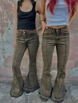Pantalón de jean corte oxford color gris oscuro con pespuntes rojos.