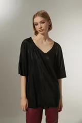 Blusa negra con cuello en V y mangas cortas, de tejido plisado.