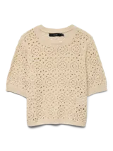 Suéter de punto calado color beige, con cuello redondo y mangas cortas. Corte estándar y tejido suave.