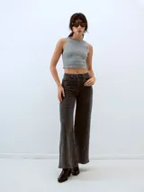 Musculosa corta gris de tejido de punto acanalado, con cuello redondo y sisas anchas.