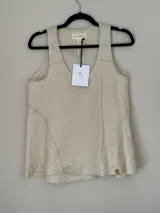 Musculosa color crema de lino con cuello en V y costuras a contratono.