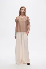Pantalón color crema de rayon, corte ancho y tiro alto.