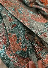 Blazer con estampado abstracto en tonos celeste, gris y naranja.