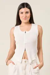 Musculosa color celeste de punto acanalado con cierre de cremallera doble en la parte delantera que se extiende hasta el cuello.