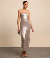 Vestido midi de fiesta color plateado, con lentejuelas, escote recto sin breteles y abertura en la espalda.