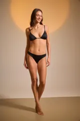 Bombacha vedetina estampada con flores y hojas en tonos verde y blanco.