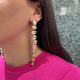 Caravanas largas de resina que imita cristal, con diseño clásico y acabado en metal dorado.