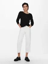 Sweater de punto negro con cuello redondo y mangas largas.