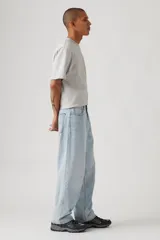 Pantalón de jean celeste, corte holgado, tiro medio, con bolsillos delanteros y traseros.