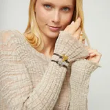 Pulsera ajustable con cordón de cuero marrón y un dije central de corazón dorado con textura martillada. Incluye un cierre de bola deslizante en la parte superior.