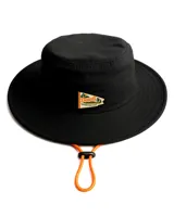 Sombrero negro tipo pescador con ala ancha, cordón ajustable naranja y parche frontal con logo de la marca Denali.