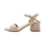 Sandalias beige con taco cuadrado y tira al tobillo.