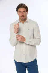 Camisa blanca de lino a rayas celestes, de manga larga, cuello mao y corte slim fit.
