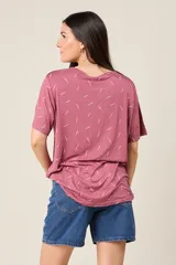 Blusa color rosado con estampado de hojas blancas, cuello redondo con detalle de pinzas y mangas cortas.