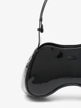 Bolso de hombro Diesel con diseño escultural y silueta curva, acabado en charol negro brillante.