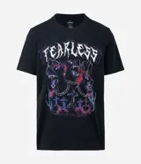 Remera negra de algodón con estampado frontal de tres perros tipo doberman con cadenas y cruces, y la palabra "FEARLESS" en la parte superior.