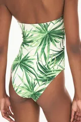 Traje de baño enterizo strapless con estampado de hojas de palmera en tonos de verde sobre fondo blanco. Tiene detalle metálico en el centro del busto, copas con relleno extraíble, reborde de silicona en la parte superior y corte alto en las piernas.
