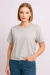 Remera gris de algodón, de manga corta, corte holgado y cuello redondo.