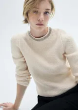 Sweater color crema de punto medio con cuello redondo y detalle de strass.