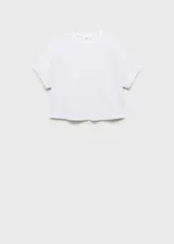 Remera blanca de algodón con cuello redondo y mangas cortas.