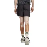 Short Adidas negro con tres tiras blancas a los costados y logo de la marca en la pierna izquierda.