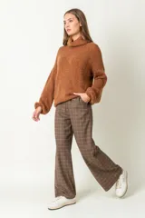 Sweater color marrón de mohair con cuello alto y mangas largas.