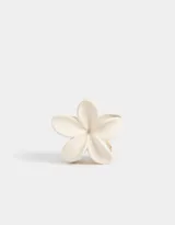 Broche para el pelo con forma de flor de cinco pétalos color crema.