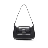 Cartera bandolera negra de cuero sintético con solapa y broche magnético.
