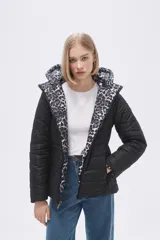 Campera puffer con capucha y estampado animal print en tonos grises y negros.