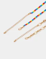Set de dos collares cortos: uno con cadena de eslabones dorados y otro con mostacillas multicolores.