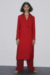 Abrigo rojo de lana con doble botonadura, cuello con solapa y bolsillos con solapa en la parte delantera.
