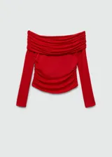 Camiseta roja con hombros descubiertos, cuello con volantes, mangas largas y corte ajustado.