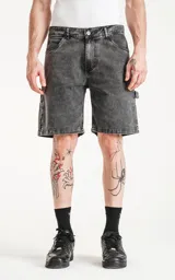 Bermuda de denim gris con efecto lavado, calce oversize estilo carpintero y bolsillo lateral.