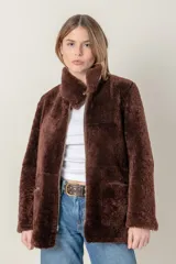 Campera marrón de cuero gastado con cuello de piel sintética.