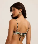 Top de bikini con estampado tie dye en tonos verde, negro y rosa. Diseño de media taza con breteles finos ajustables, lazo en la espalda y costuras contrastantes. Confeccionado en microfibra.